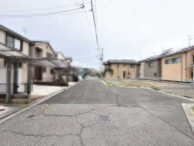 【前面道路含む現地写真】 | 東羽衣６丁目　新築分譲住宅　全４区画 | 【３口コンロ・食器洗浄乾燥機付のシステムキッチンです】対面式を採用したキッチンですので、リビングで寛ぐご家族をいつも感じられます！会話を楽しみながら家事ができますね♪