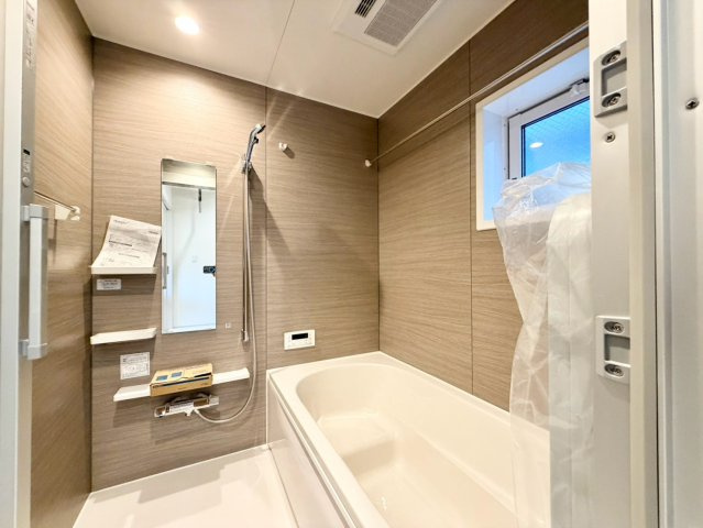 東羽衣６丁目　新築分譲住宅　全４区画の浴室|一坪以上の浴室でのびのび一日の疲れを癒して下さいね！浴室に窓が付いているので、換気ができて湿気やカビ防止になりますよ♪