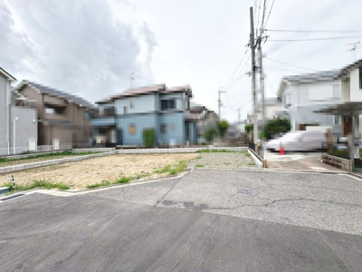 【前面道路含む現地写真】 | 東羽衣６丁目　新築分譲住宅　全４区画 | 一坪以上の浴室でのびのび一日の疲れを癒して下さいね！浴室に窓が付いているので、換気ができて湿気やカビ防止になりますよ♪
