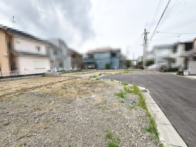 【前面道路含む現地写真】 | 東羽衣６丁目　新築分譲住宅　全４区画 | トイレ１階と２階の２ヶ所あります！忙しい朝や家族の多いご家庭も安心ですね♪