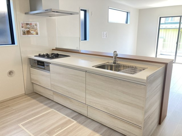 アーバンスタイル高崎市棟高町町1期　4号棟　新築住宅のキッチン|【イメージ画像】人気のカウンターキッチン採用です☆
コンロも３口ご用意しています！調理スペースも広くストレスなくお料理できます。
浄水器つきなので美味しいお水も飲めますよ♪