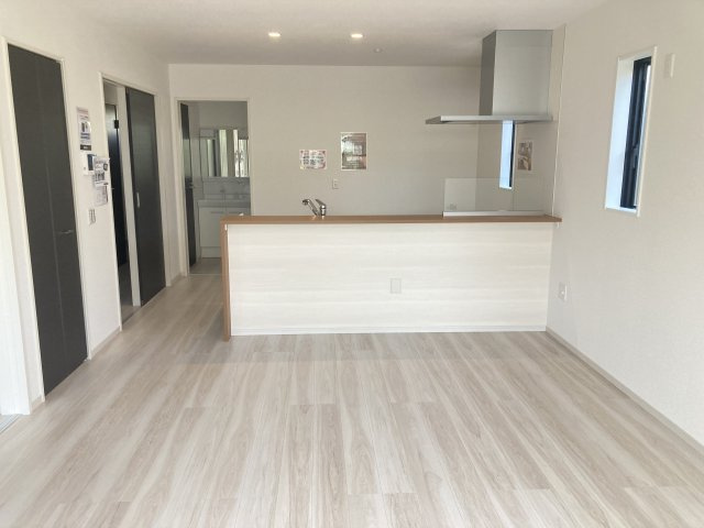 アーバンスタイル高崎市棟高町町1期　4号棟　新築住宅の居間・リビング|【イメージ画像】LDKは18帖！人気の対面式キッチンを配した空間はお好みの家具も合わせやすく、家族がくつろぐ快適な空間造りをサポート。窓からは明るい陽光が差し込みます。