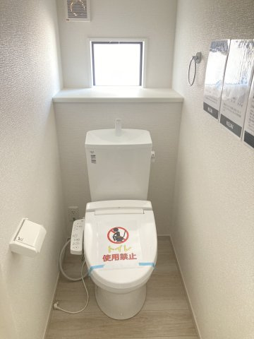 アーバンスタイル高崎市棟高町町1期　4号棟　新築住宅のトイレ|【イメージ画像】1階トイレです。清潔感のある白を基調としています。
温水洗浄・便座暖房機能の付いた快適なトイレです☆
