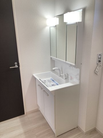 アーバンスタイル高崎市棟高町町1期　4号棟　新築住宅の独立洗面台|【イメージ画像】シャワー水栓付き洗面台で朝の身支度もバッチリです！
洗面台には収納スペースもあり洗面室もすっきり片付きますよ！