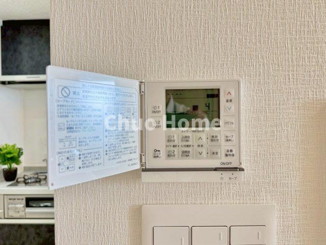 プライヴブルー東京の冷暖房・空調設備|【床暖房】冬は足元から暖めてくれる床暖房はエアコンとは違って埃が舞いませんので健康にも良さそうですね。