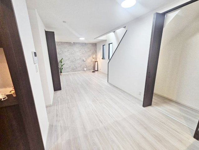 中古戸建　大阪市西淀川区中島1丁目の居間・リビング|階段上が吹き抜けになり、リビングに開放感や空間の広がりを演出でき、やわらかな光が室内に差し込みます♪