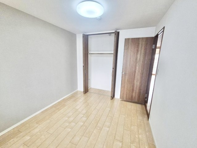 マイシティおおさか5番館の寝室|寝室6.6帖にはクローゼット収納完備