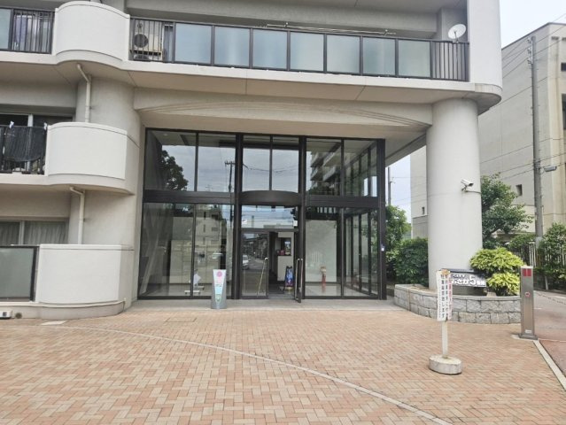 マイシティおおさか5番館|エントランスのデザインや清潔さが「ただいま」「いってきます」を繰り返す日常の始まりと終わりを彩ります。