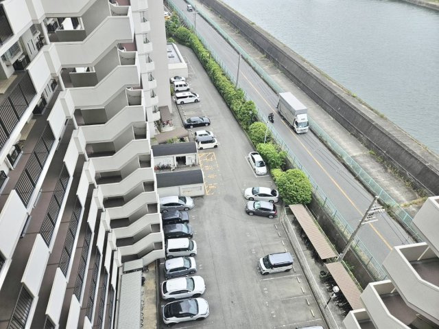 マイシティおおさか5番館の展望|広がる川と整備された歩道、便利な駐車場まで一望できる、開放感たっぷりのロケーションです。