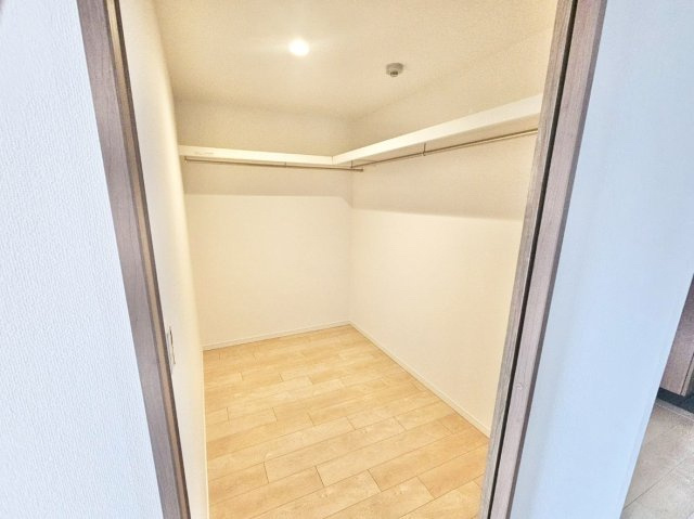 マイシティおおさか5番館の収納|廊下から繋がる大容量のウォークインクローゼットのお部屋。家族分の衣装部屋として大活躍♪衣替えも不用！