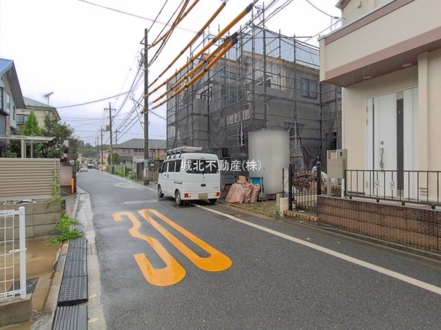 練馬区田柄2丁目 全3棟 2号棟の前面道路含む現地写真|前面道路西側約5.0ｍ公道に面する立地