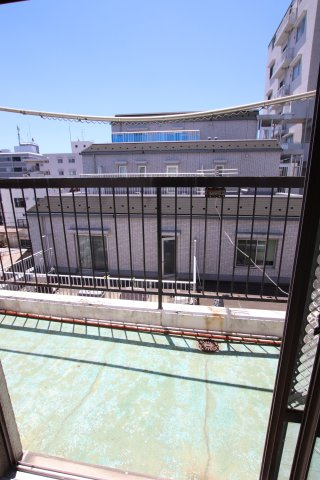 小平ビルのバルコニー