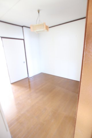 小平ビルの洋室
