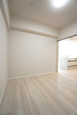 【洋室】 | 【上質リノベ】シャンボール河原町 | 【洋室約4.5帖】
居室にはクローゼットを完備。
自由度の高い家具の配置が叶うシンプルな空間です。
お子様の成長と人数と共に必要になる
子供部屋にもぴったりの間取りですね。
