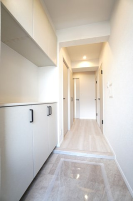 【玄関】 | 【上質リノベ】シャンボール河原町 | 【玄関ホール】
人を迎え入れる最初の場所だからこそ、
清潔感があり纏まった空間にして頂ける様に
ニッチ風シューズBOXを設置。
照明はオートライト。消し忘れや
出入りが暗くならなく済みます！