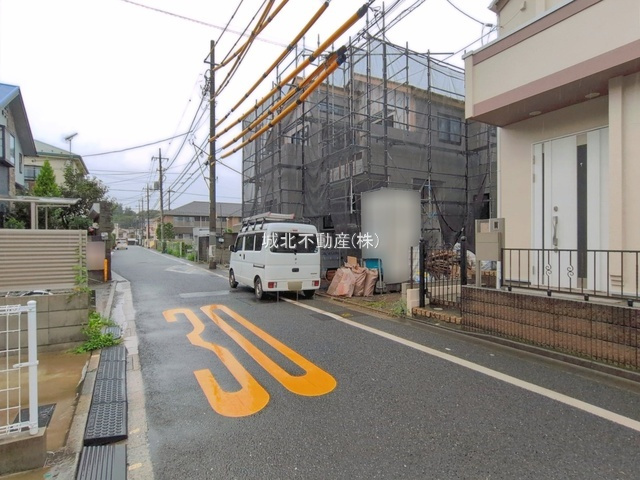 練馬区田柄2丁目 全3棟 3号棟の前面道路含む現地写真|西側約5.0ｍ公道に面する全3棟