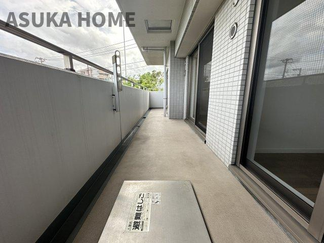 びゅうパルク 横濱片倉弐番館 のバルコニー|広くワイドなスペースになっているので、一度にたくさんの洗濯物が干せそうですね。