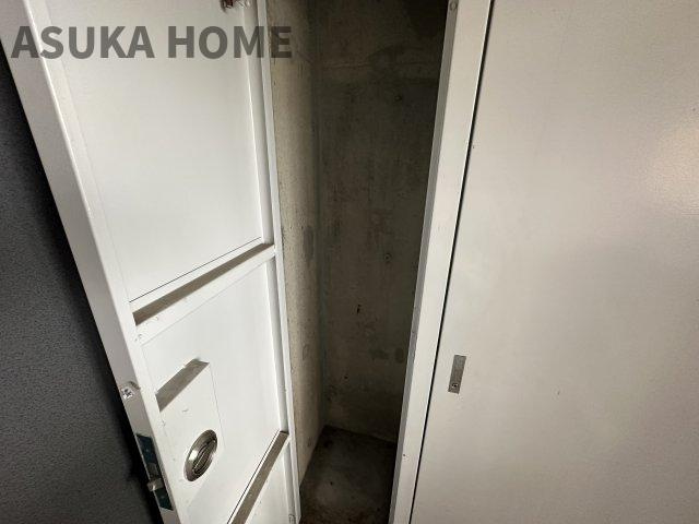 びゅうパルク 横濱片倉弐番館 のその他|鍵付きの専用トランクルームです。玄関横に有るのでよく使う雨具をしまっても◎玄関がすっきりしますよ。