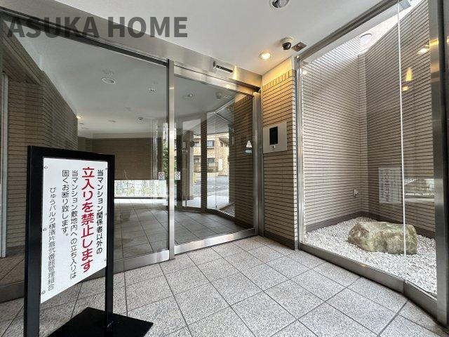 びゅうパルク 横濱片倉弐番館 のエントランス|綺麗に整備されたエントランス部分です。セキュリティー面でも安心のオートロックを完備。