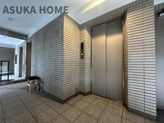 びゅうパルク 横濱片倉弐番館 のその他共用部分|エレベーターを完備したマンションです。エントランスもバリアフリーなのでベビーカーでおでかけにも安心◎