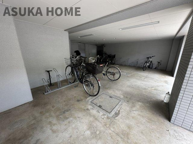 びゅうパルク 横濱片倉弐番館 の駐輪場|雨や日差しから大切な自転車を守る室内駐輪場。愛車の劣化を防ぎ、雨の日でも快適に出し入れできます。