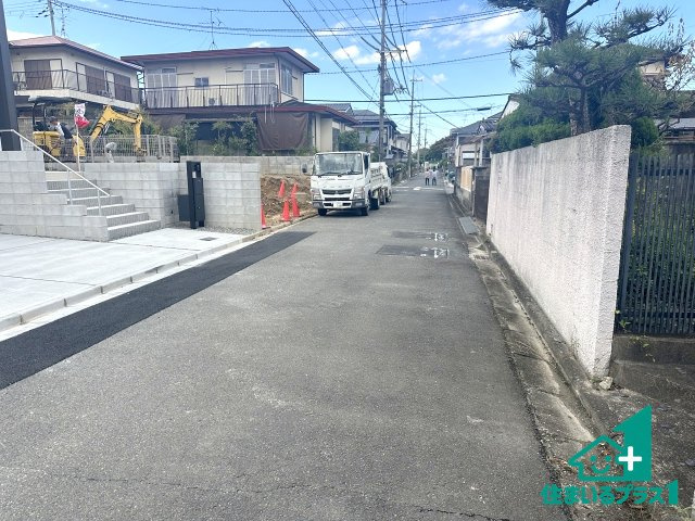 ●17(土)18(日)現地説明会！　奈良市七条西町　限定1邸の前面道路含む現地写真|周辺は閑静な住宅街！前面道路広々で車の出し入れも便利です。駐車が苦手な方でも安心して車庫入れできます！