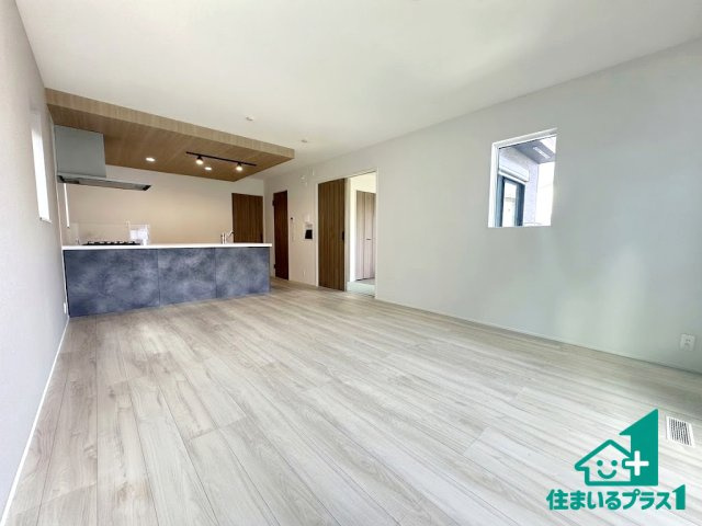 ●24(土)25(日)現地説明会！　奈良市七条西町　限定1邸の居間・リビング|日当たり良好の明るいリビングで朝の目覚めもスッキリできそう！対面キッチンでご家族のコミュニケーションも自然と増える設計！小さなお子様が遊ぶスペースを作っても広々とくつろげるLDK！