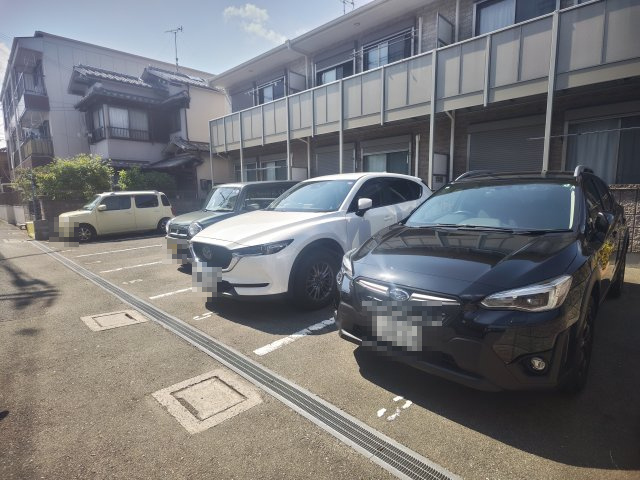 アムール八籏の駐車場