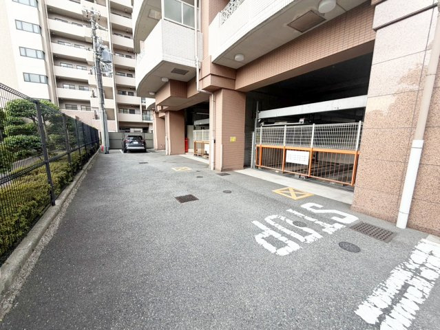 サンロワール江坂の駐車場