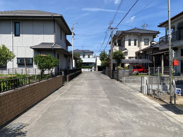 西伊敷1丁目　新築戸建ての前面道路含む現地写真