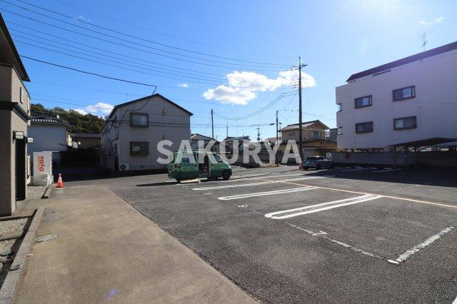 エンパレスV16の駐車場