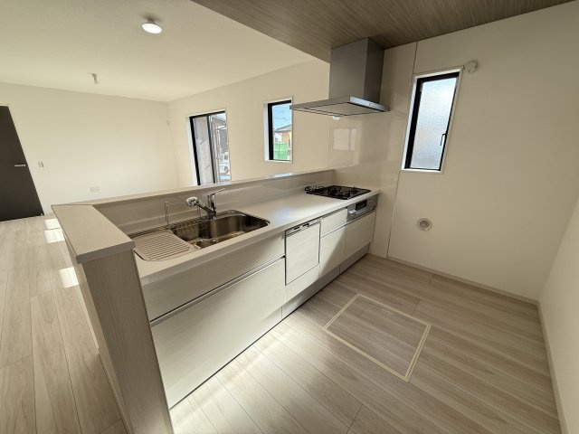 テラシエ高崎市棟高町町1期　1号棟　新築住宅のキッチン|【イメージ画像】人気のカウンターキッチン採用です☆
コンロも３口ご用意しています！調理スペースも広くストレスなくお料理できます。
浄水器つきなので美味しいお水も飲めますよ♪