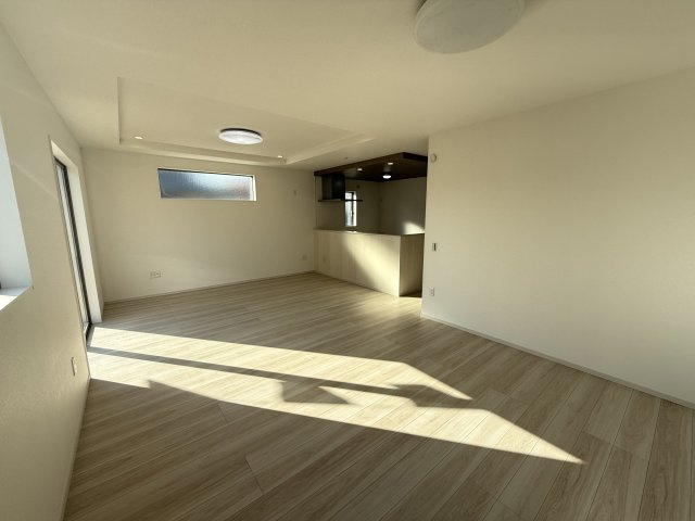 テラシエ高崎市棟高町町1期　1号棟　新築住宅の居間・リビング|【イメージ画像】LDKは21.2帖！5LDKに間仕切り対応可能です！人気の対面式キッチンを配した空間はお好みの家具も合わせやすく、家族がくつろぐ快適な空間造りをサポート。