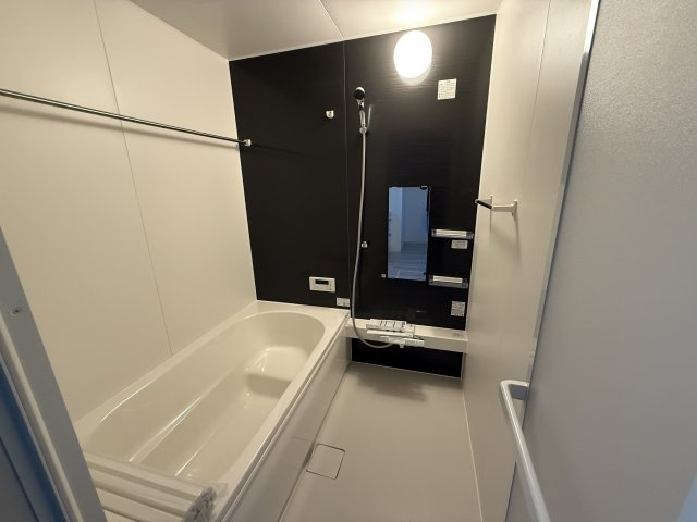 テラシエ高崎市棟高町町1期　1号棟　新築住宅の浴室|【イメージ画像】１坪タイプのフルオートバスです！
足を延ばして入れる広さなので一日の疲れも癒されますよ♪
室内物干しや浴室乾燥機もあるのでお天気の悪い日にはランドリースペースとしてもご利用できます！