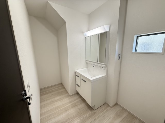 テラシエ高崎市棟高町町1期　1号棟　新築住宅の独立洗面台|【イメージ画像】シャワー水栓付き洗面台で朝の身支度もバッチリです！
洗面台には収納スペースもあり洗面室もすっきり片付きますよ！