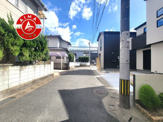 福岡市南区西長住3丁目第2-2棟（1号棟）の前面道路含む現地写真|前面道路は閑静な住宅地をはしる車通りの少ない道路。お車の出し入れが苦手なママや小さなお子様にも安心ですね。しっかり舗装もされているので、ベビーカーや自転車で通っても快適に通行できます。