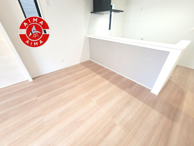 福岡市南区西長住3丁目第2-2棟（1号棟）のダイニング|キッチンから立ち込める香りが今日の料理を期待させます。