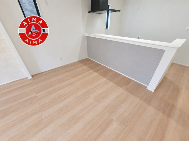 福岡市南区西長住3丁目第2-2棟（1号棟）のダイニング|キッチンから立ち込める香りが今日の料理を期待させます。