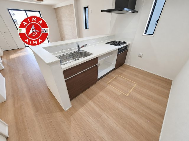 福岡市南区西長住3丁目第2-2棟（1号棟）のキッチン|ダイニングテーブルへの配膳がラクラク、お料理はかどるカウンター付きシステムキッチン！