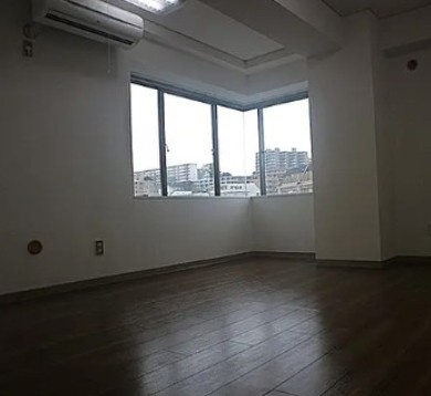 横浜市神奈川区松ケ丘の賃貸マンションの居間・リビング