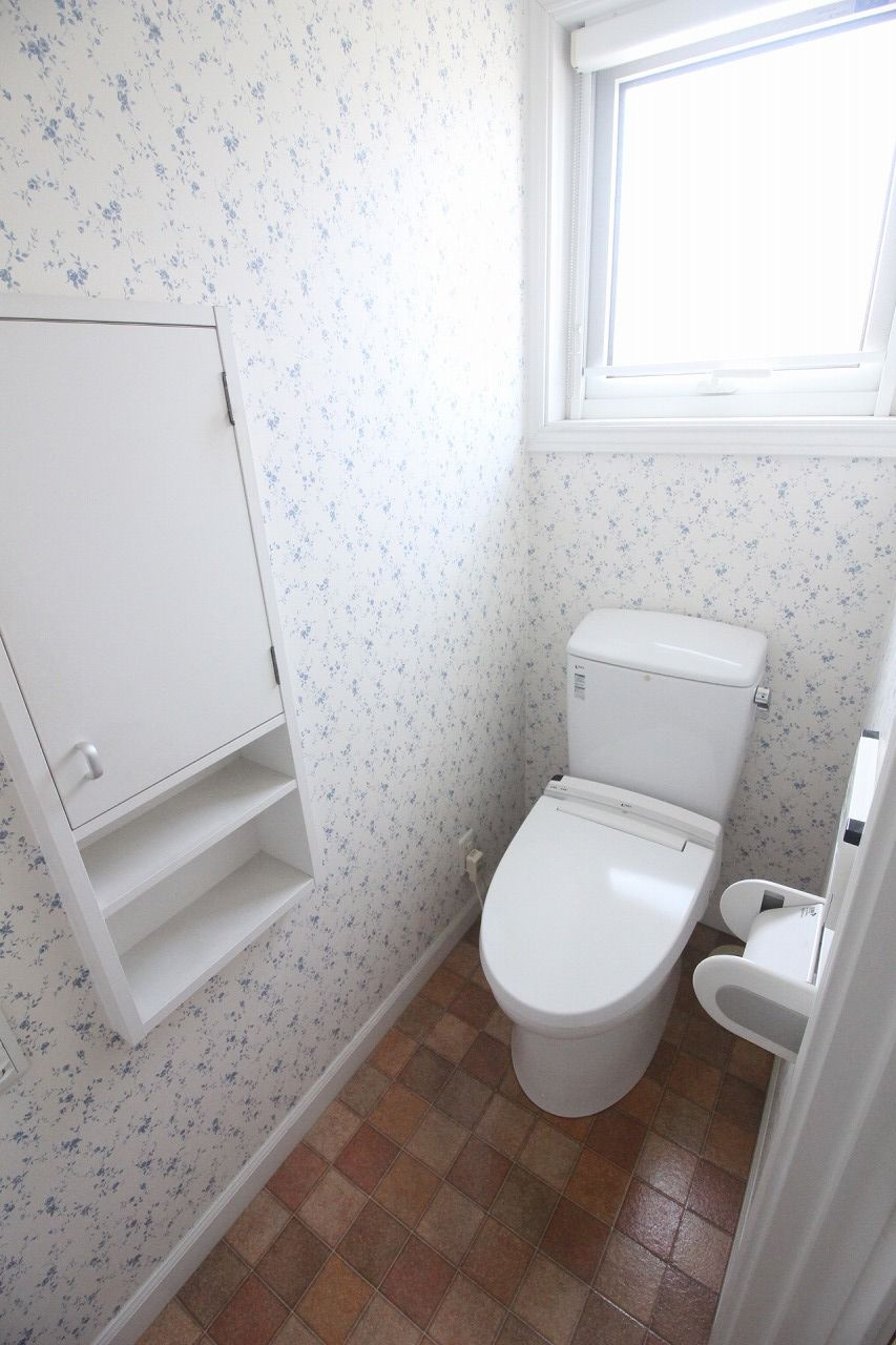 小山市犬塚のトイレ|2階トイレです、アクセントクロスもとてもお洒落です
