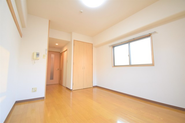 福岡市博多区築港本町の賃貸マンションの居間・リビング