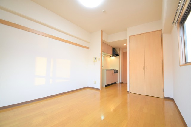 福岡市博多区築港本町の賃貸マンションの居間・リビング