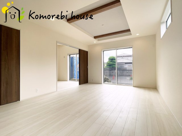 白岡市小久喜　新築一戸建て　ブルーミングガーデン　01の居間・リビング|こちらのリビングで趣味の時間をお楽しみください