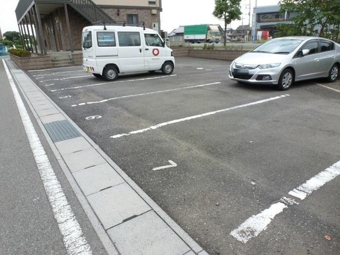 エクレール・シャンブルの駐車場