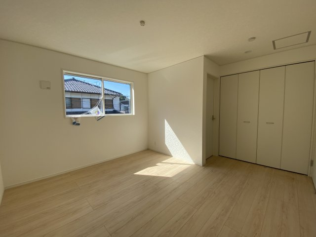 城山2丁目　新築戸建ての洋室|明るく開放的な洋室です。ベッドを置いても充分ゆとりがあります。