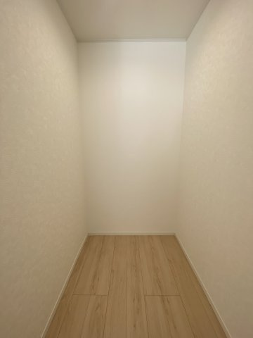 城山2丁目　新築戸建ての収納|キッチン横のパントリー（食品庫）です。収納豊富で使いやすいパントリーです。