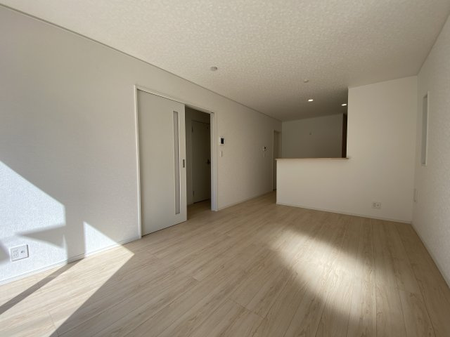 城山2丁目　新築戸建ての居間・リビング|14帖のリビング。家具を置いても充分な広さです。