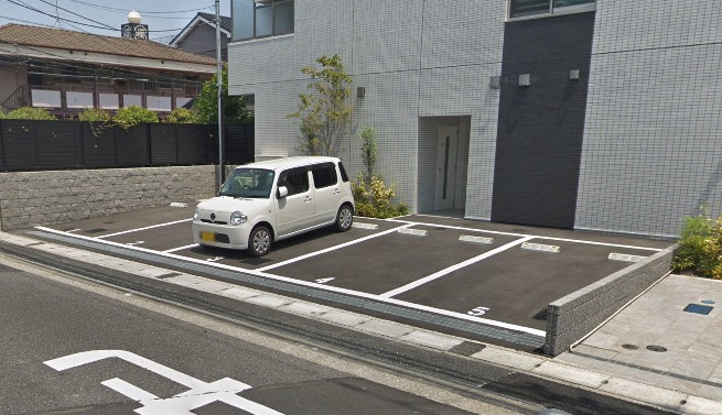 プライマル浦安の駐車場