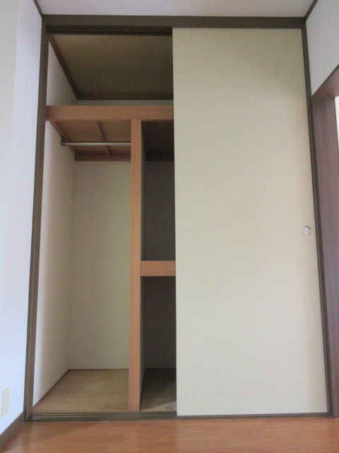 メゾン二本榎の収納|天井までの高さと奥行きのある収納
